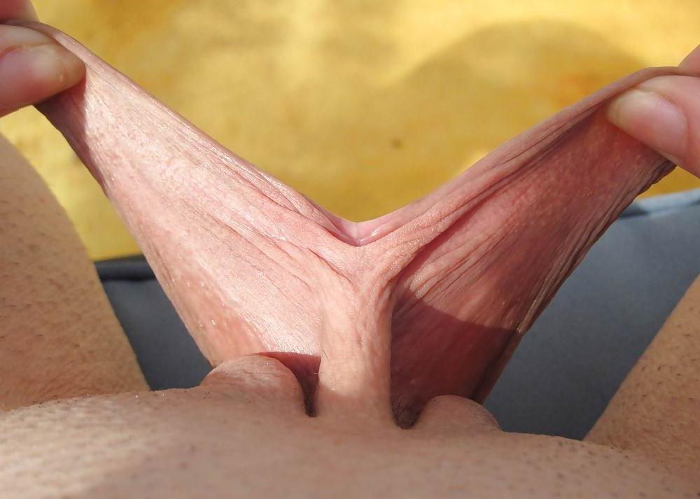 15P women stretching their pussy lips wide open