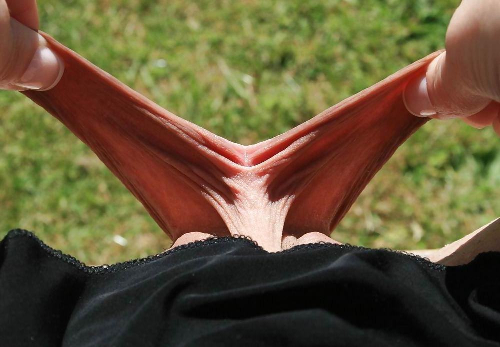 15P women stretching their pussy lips wide open