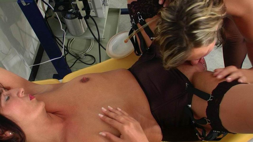 15P lesbian matures pumping and fisting