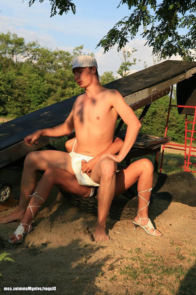 20P Mommy Fucking Her Dipered Sons Ass Outside
