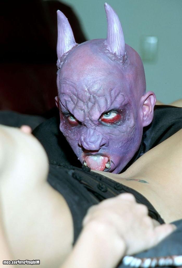 15P Scary midget demon guy fucking blonde slut