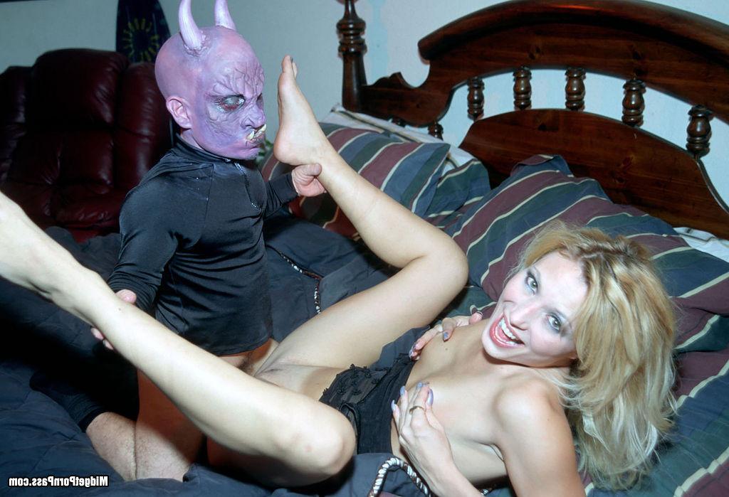 15P Scary midget demon guy fucking blonde slut