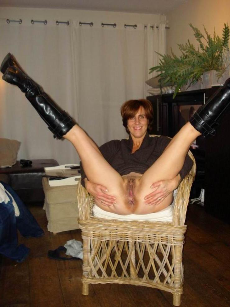 19P Kinky mature doing huge cucumber up her tight pussy