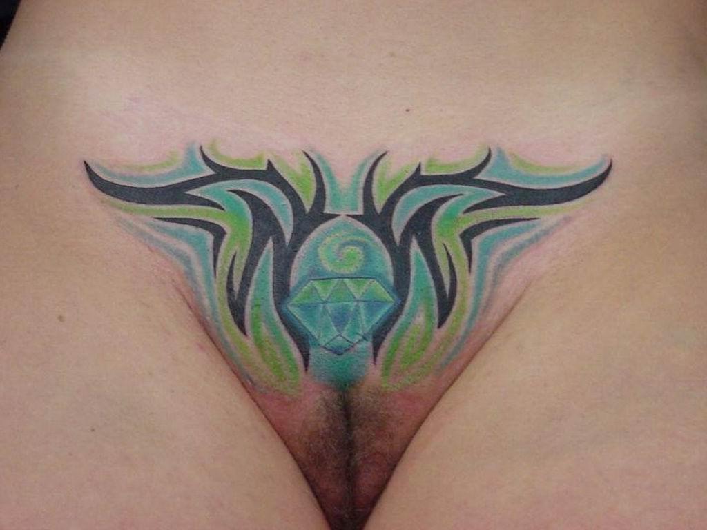 20P tattooed and pierced amateur pussies