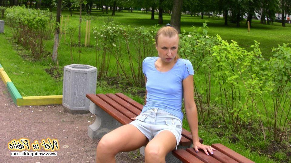 16P Cutie in shorts unleashes her pissing urge spreading in a public park