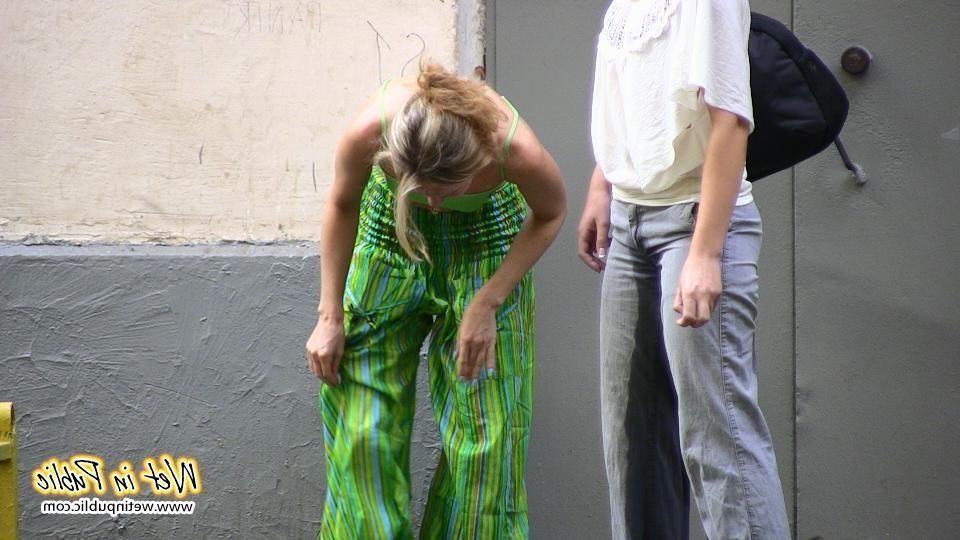 16P Two silly chicks can't find the keys and end up wetting their pants