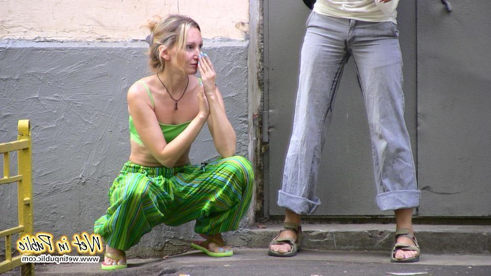 16P Two silly chicks can't find the keys and end up wetting their pants