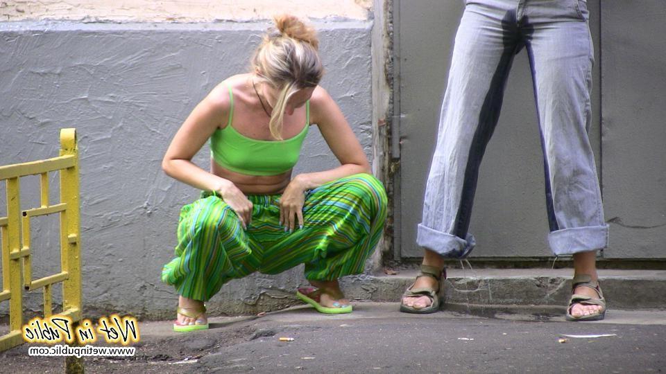16P Two silly chicks can't find the keys and end up wetting their pants