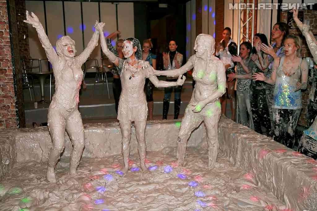 15P Babes wrestling in the mud