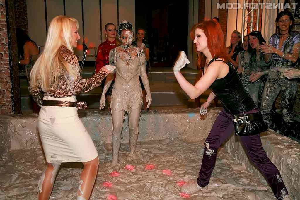 15P Babes wrestling in the mud