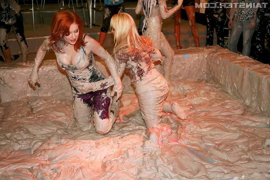 15P Babes wrestling in the mud