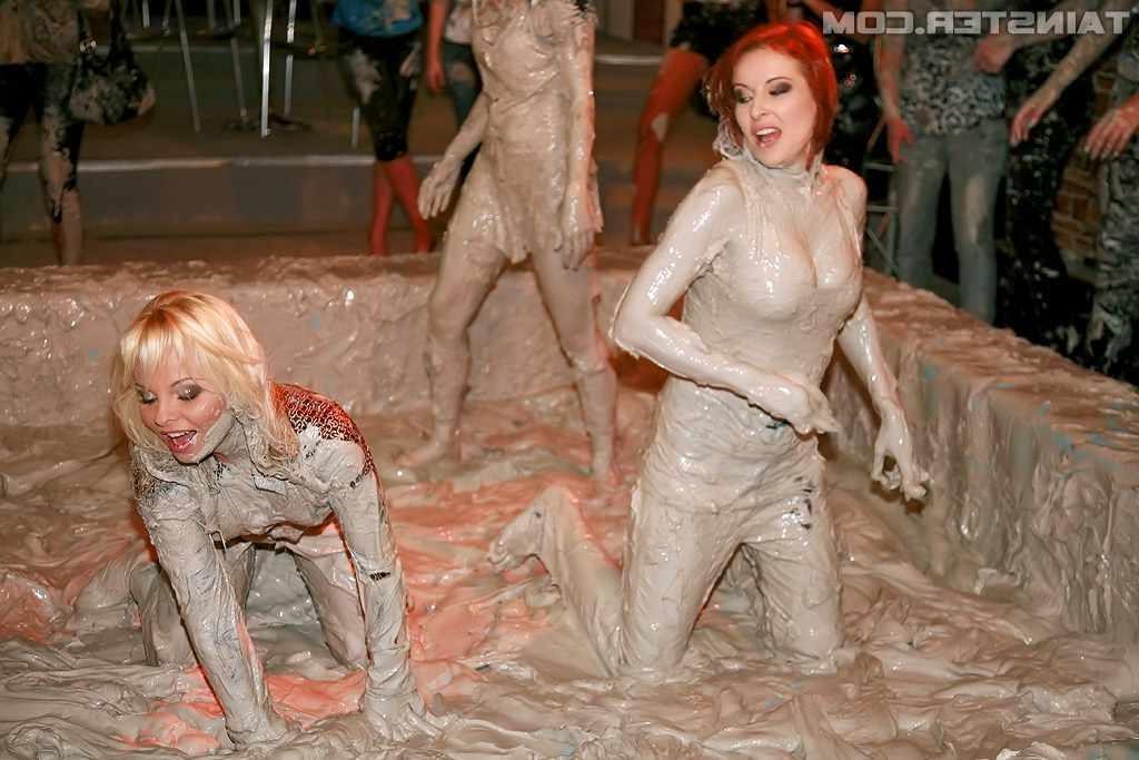 15P Babes wrestling in the mud