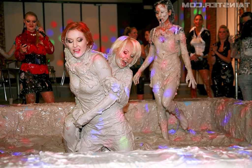 15P Babes wrestling in the mud