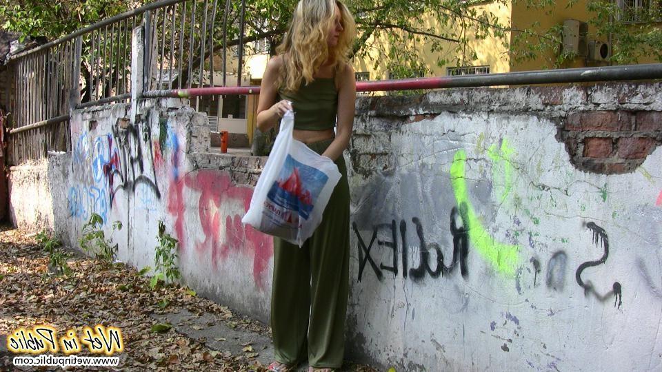 15P Blonde slim slut in green does a lil job right in the pants in public