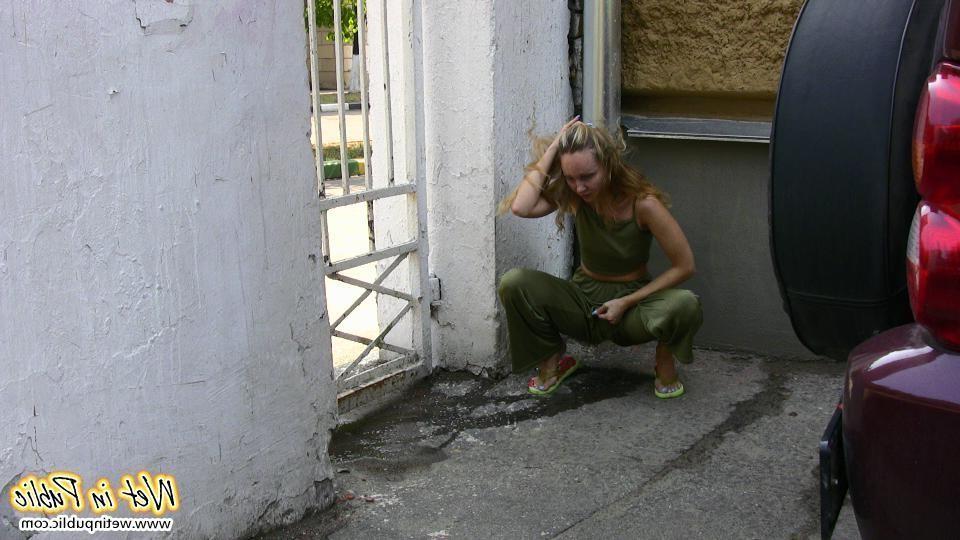 15P Blonde slim slut in green does a lil job right in the pants in public