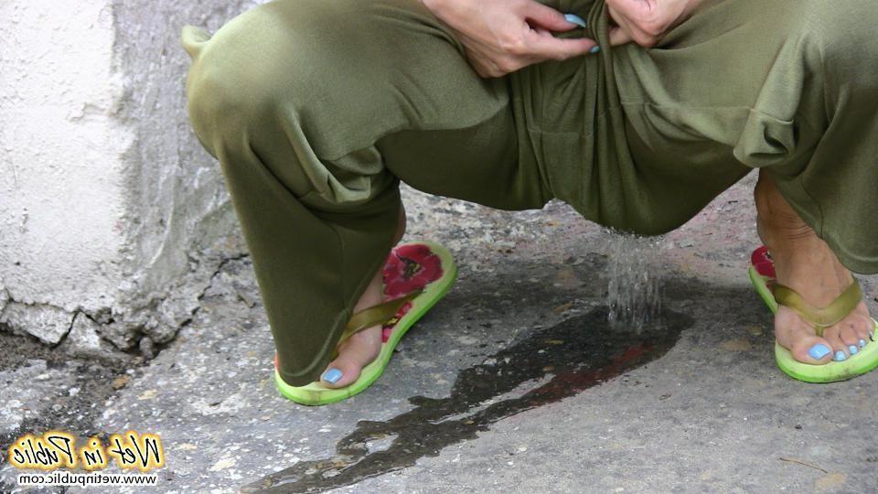 15P Blonde slim slut in green does a lil job right in the pants in public