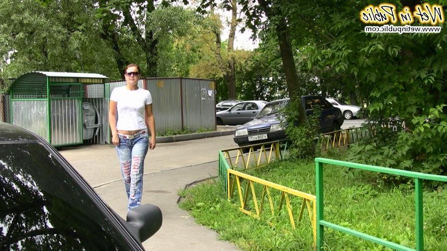 15P Red miss in the shades piss-drenches her fashion torn jeans outdoors