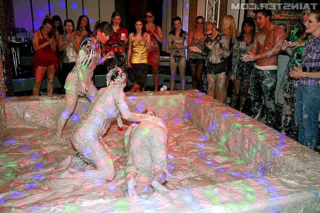 15P Lesbians wrestling in mud