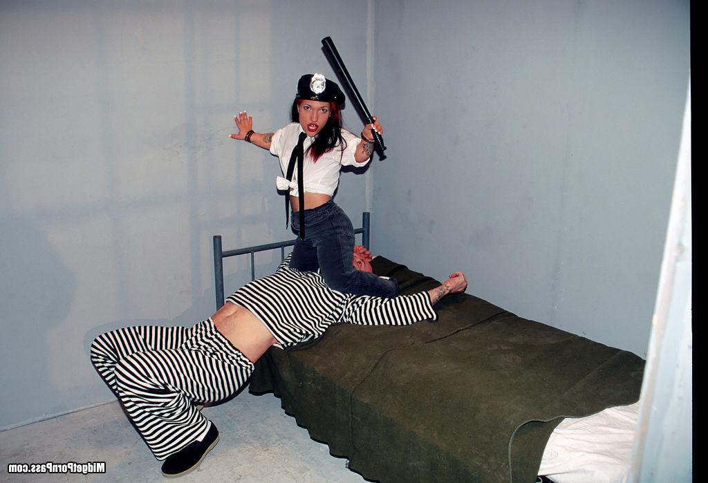 16P Hardcore midget cop fucking prisoner