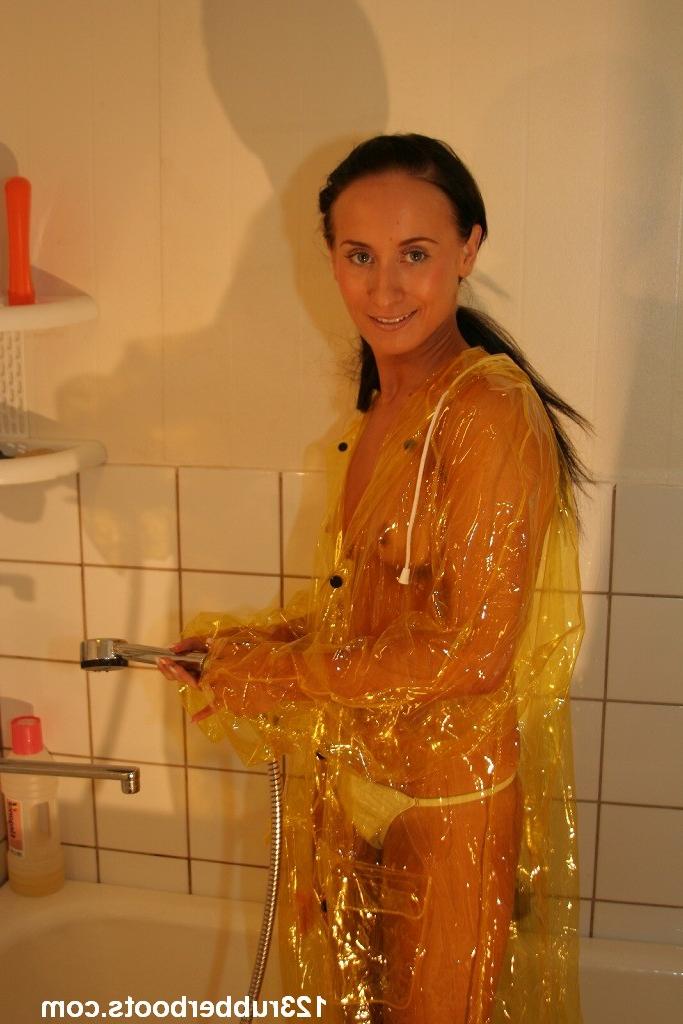 20P Sexy rubber fetish girl in the shower