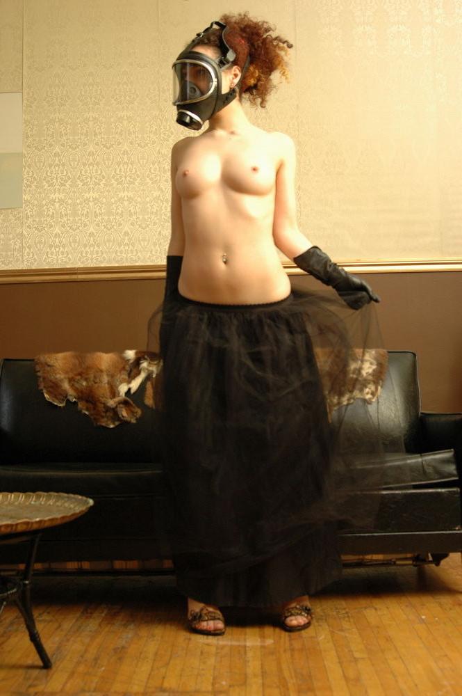 15P Curvaceous Kinky Zee strips to nothing but a gas mask