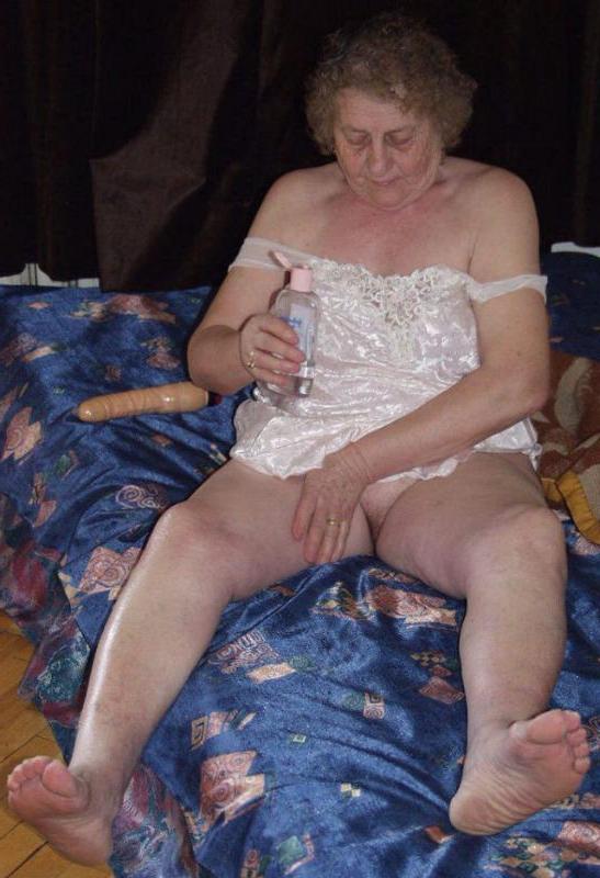 15P Chubby granny toying very old pussy