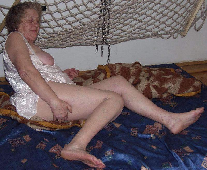 15P Chubby granny toying very old pussy