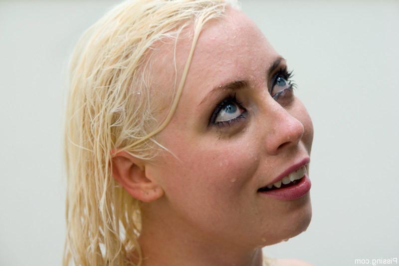 16P Sexy blonde chick drinks piss and just loves it