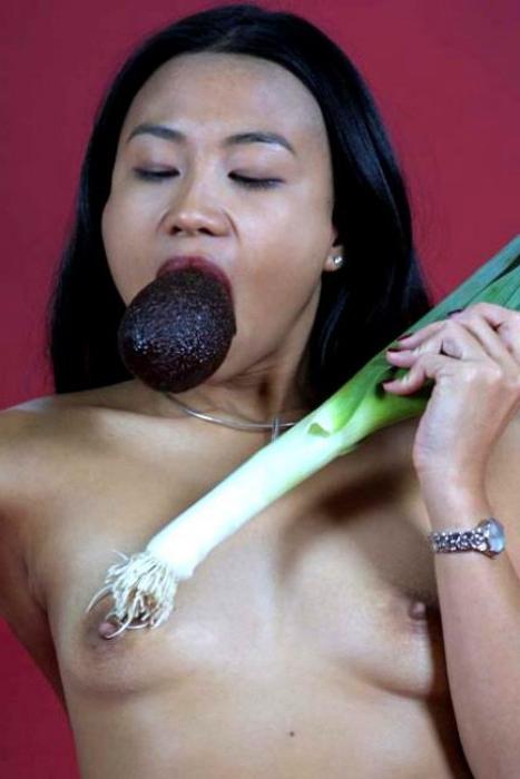 15P Nasty Asian slut stuffing huge leek
