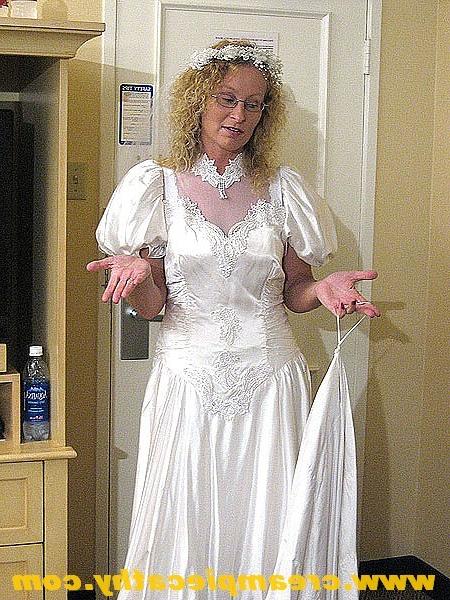 20P Naughty bride breaks vows and sucks friends cocks