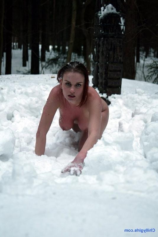 15P Girl with big tits in extreme bizarre snow play
