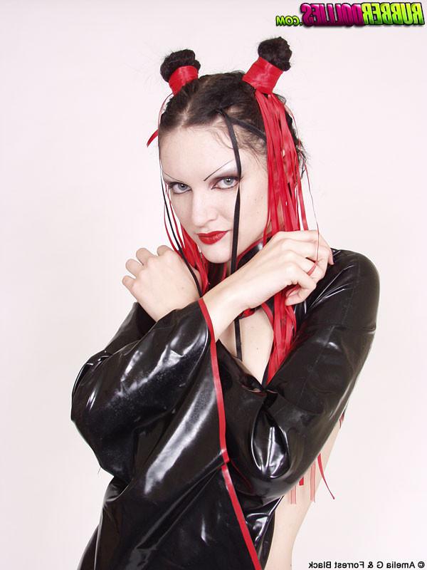 16P bizarre goth girl in latex showing her pussy