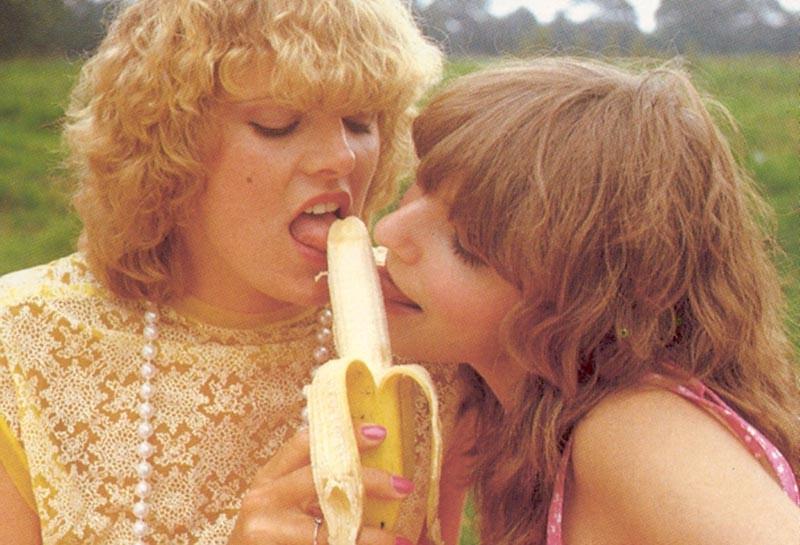 16P Two retro ladies pleasing a guy on the golfcourse