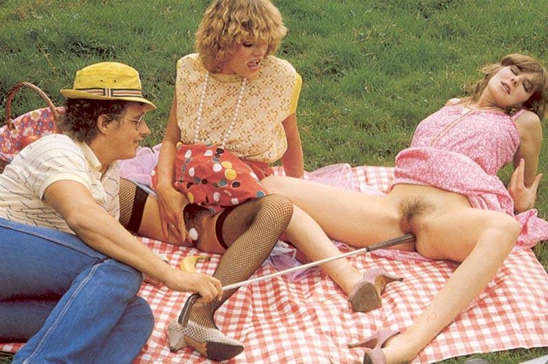 16P Two retro ladies pleasing a guy on the golfcourse