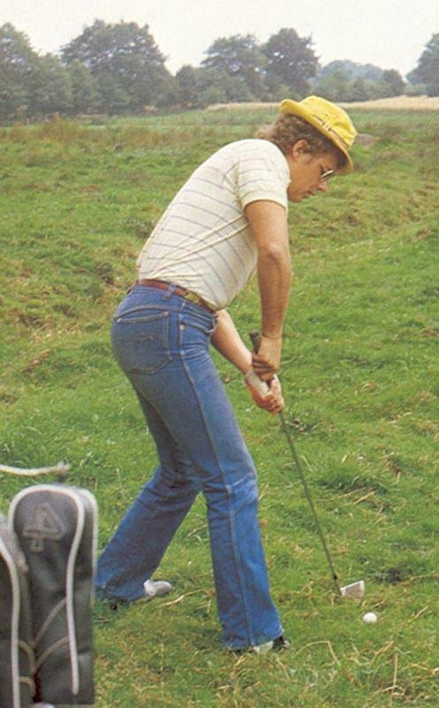 16P Two retro ladies pleasing a guy on the golfcourse
