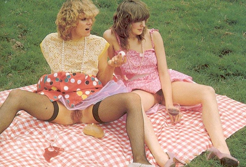 16P Two retro ladies pleasing a guy on the golfcourse