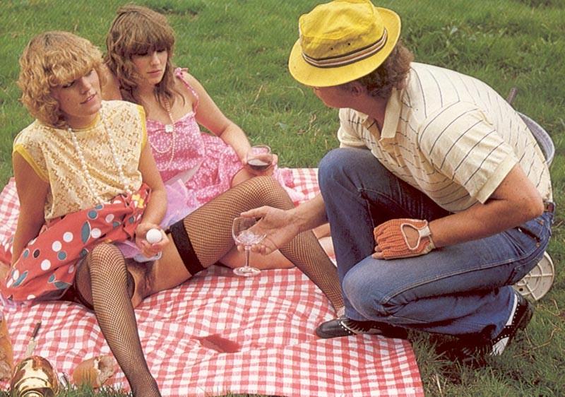 16P Two retro ladies pleasing a guy on the golfcourse