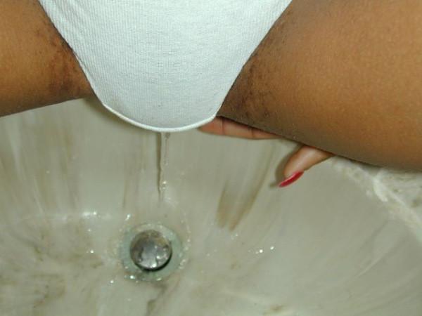 15P Bizzare girl pissing in the sink