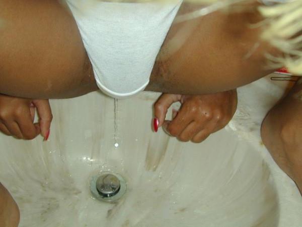 15P Bizzare girl pissing in the sink