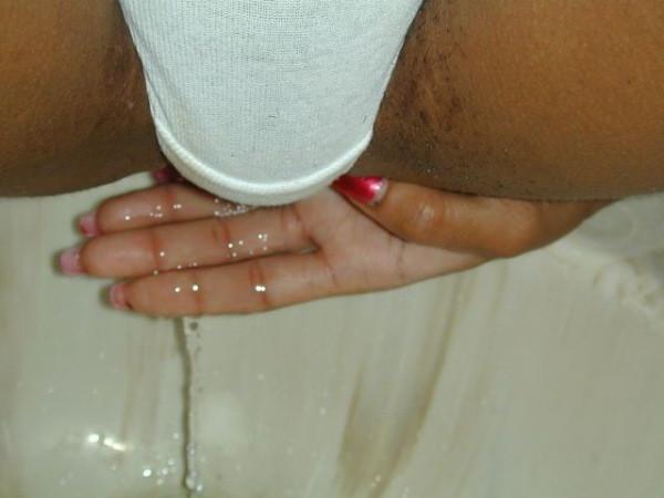 15P Bizzare girl pissing in the sink