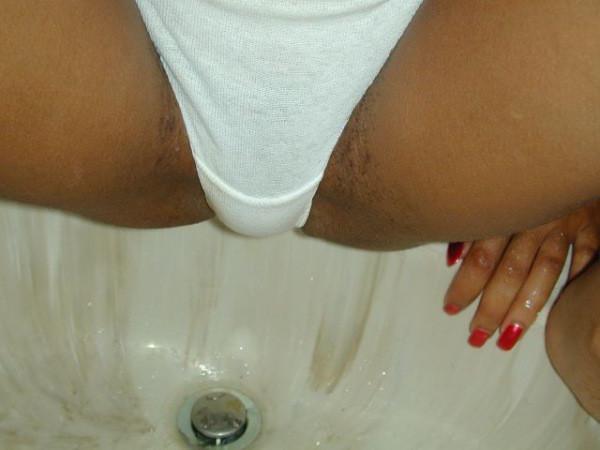 15P Bizzare girl pissing in the sink