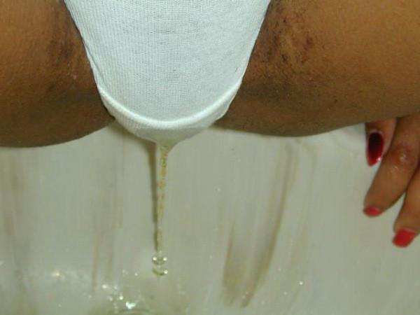 15P Bizzare girl pissing in the sink