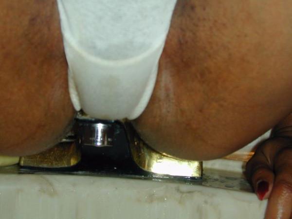 15P Bizzare girl pissing in the sink