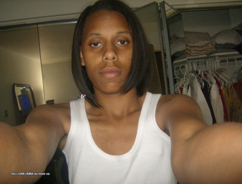 10P Girlfriend posing nude for her horny lover in a motel