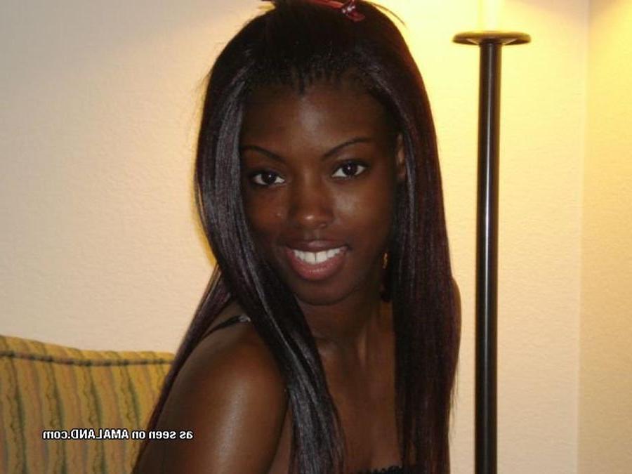 15P Sexy ebony showing off her juicy ass