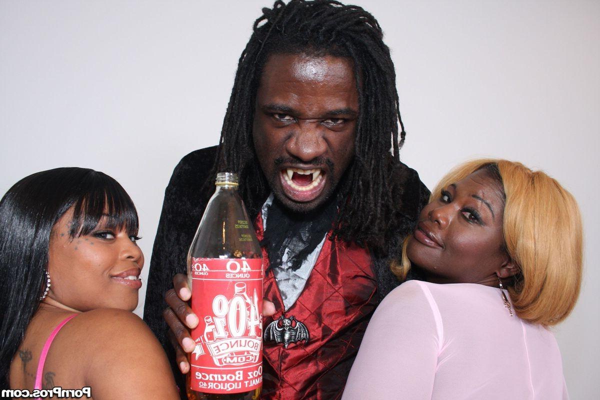 16P Ghetto sluts with phat asses bouncing on a big black cock