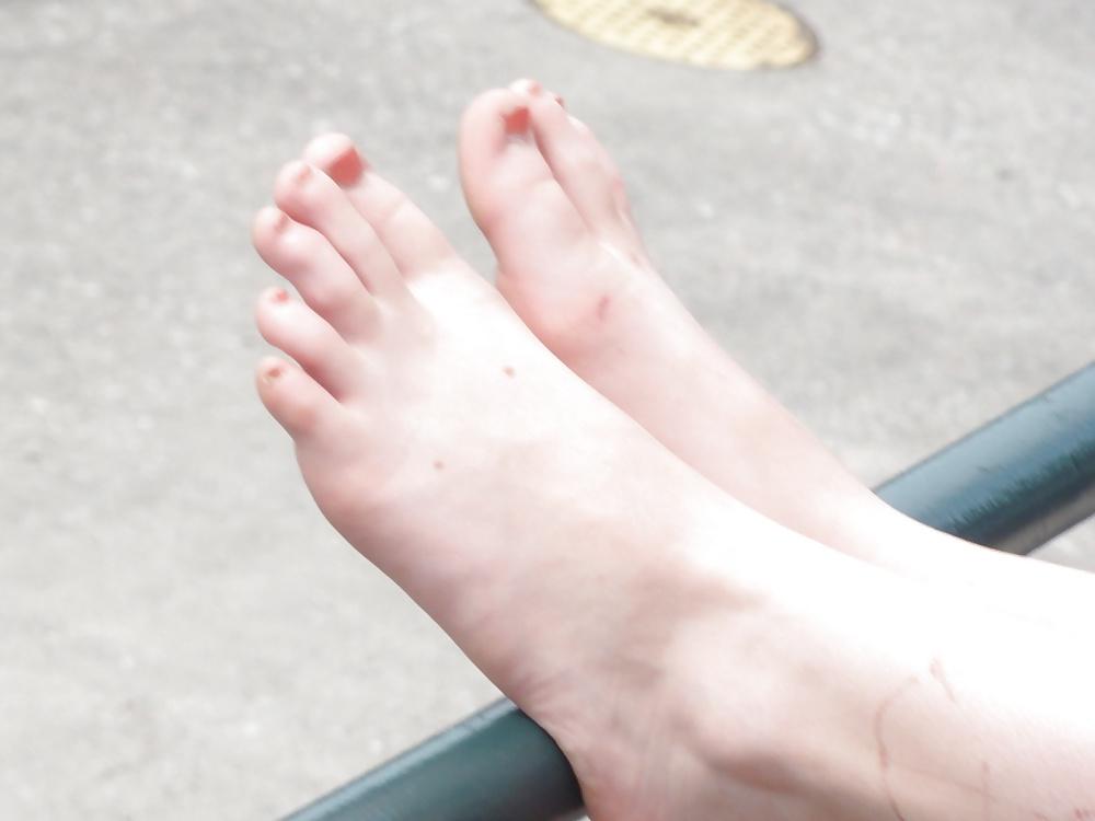 25P Candid feet at the ballpark