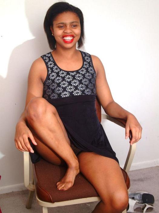 16P Fortyish Black Mama Exposing Juicy Hairy Pussy Upskirts