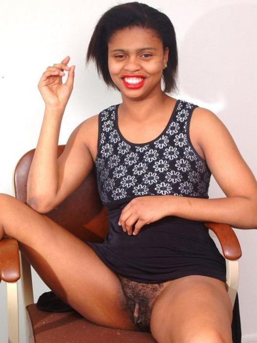 16P Fortyish Black Mama Exposing Juicy Hairy Pussy Upskirts