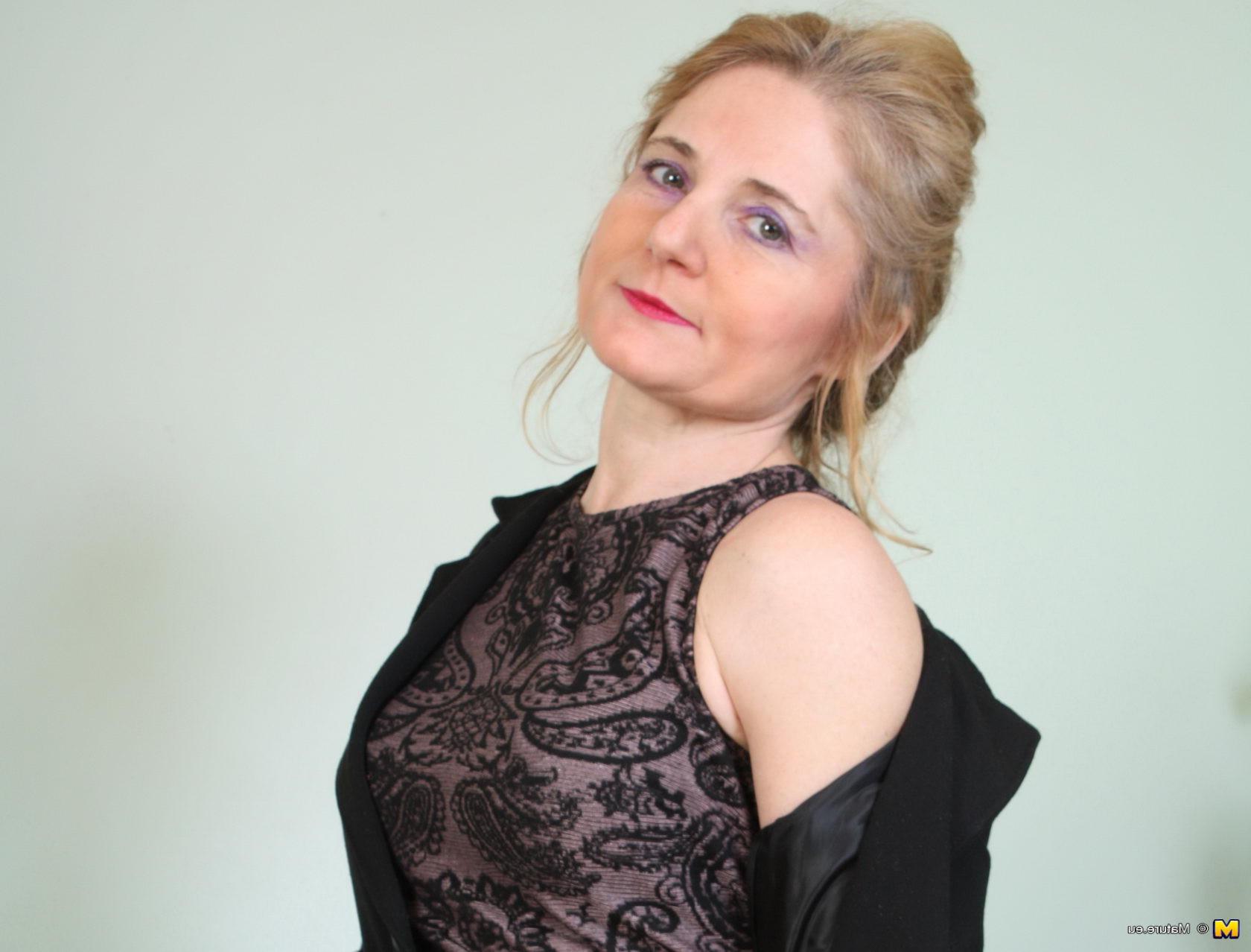 16P This lonely British housewife loves to play alone